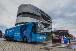 Bus vor dem Mercedes-Benz Museum. BochumMarketingGmbH-YuriyOgarkov